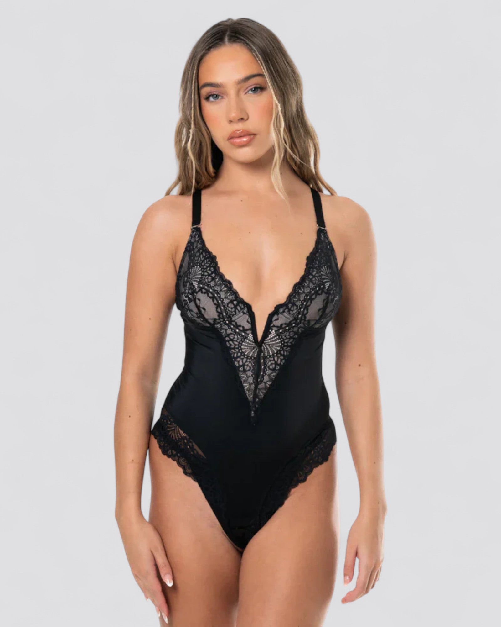 SARAH | FORMENDE BODYSTOCKING MED DYB V-UDSKÆRING I BLONDE